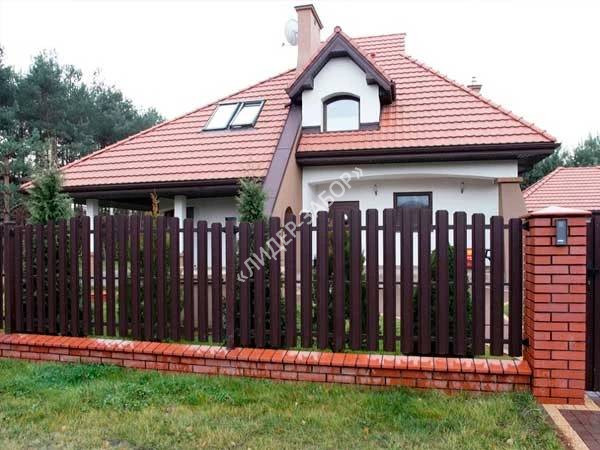 Купить Евроштакетник с кирпичными столбами низкий забор