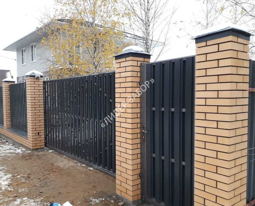 Купить Евроштакетник с кирпичными столбами черного цвета